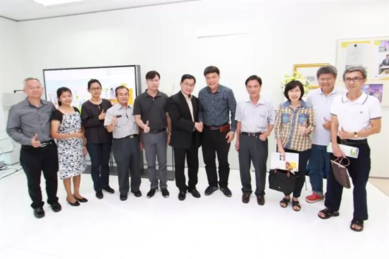 ศ.ดร.พิเชษฐ์ วิริยะจิตรา (กลาง) ประธานเจ้าหน้าที่บร...
