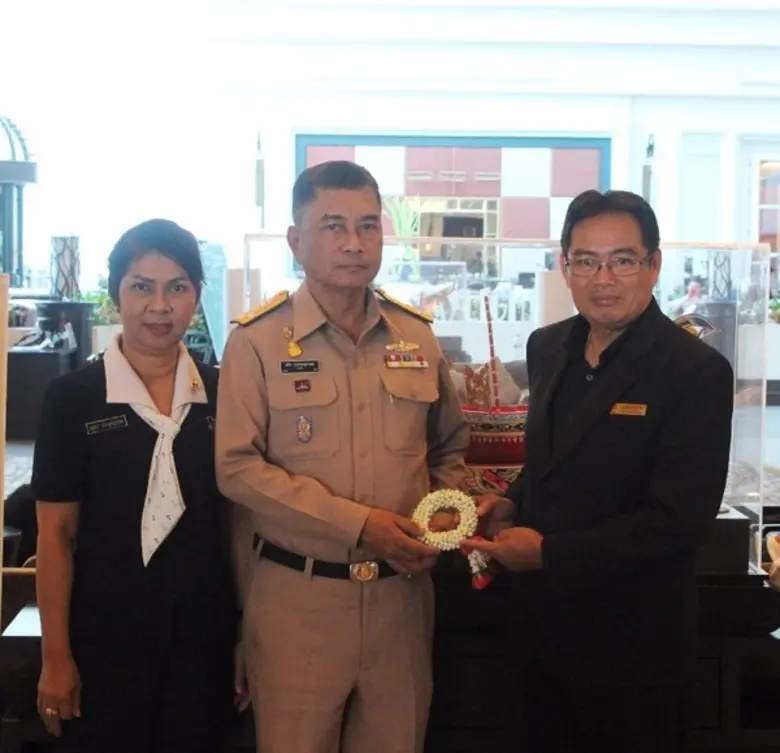นายมนูญ วุฒิ ผู้จัดการทั่วไปโรงแรมเซ็นทาร...