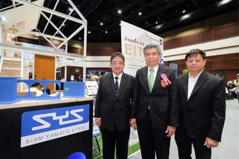 นายพีรภัทร แสงสุนีย์ (ซ้าย) รองกรรมการผู้...