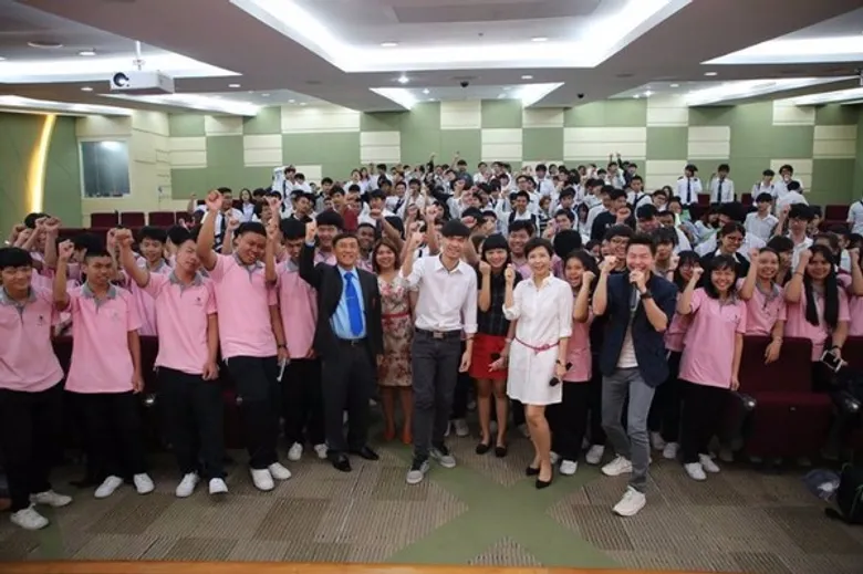 เด็กเล่นเกม สู่กีฬา สร้างรายได้! Tech Talk #10 “ นศ.IT สู่นักกีฬา E-Sports”