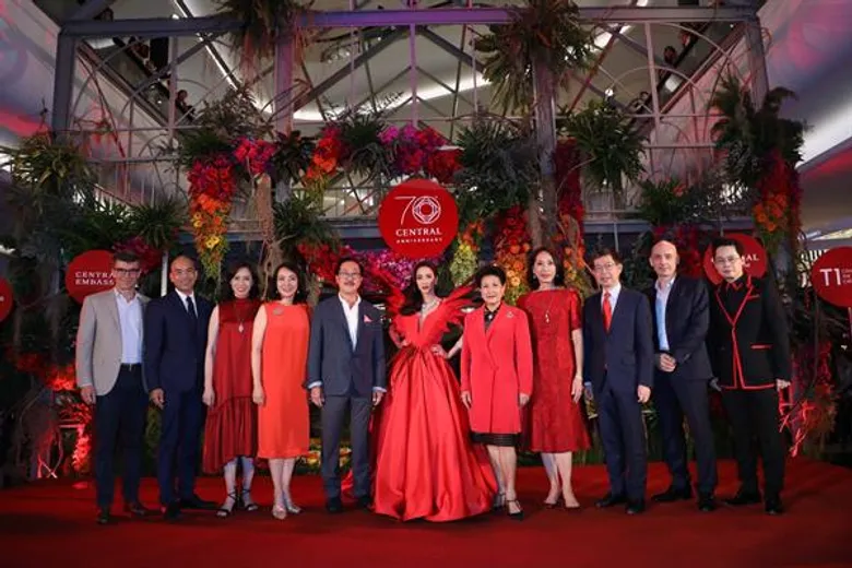 ดอกไม้บานสะพรั่ง ฉลอง “70 ปี ห้างเซ็นทรัล” สุดอลังการ อวดโฉม 'ควีน ออฟ ฟีนิกซ์’ พร้อมไข่มุก 700 ล้าน