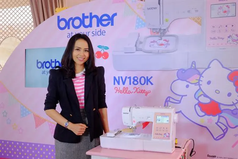 บราเดอร์ เอาใจแฟนคลับ เฮลโล คิตตี้ ในไทย ล่าสุดเปิดตัว 'จักรเย็บผ้า Hello Kitty รุ่นพิเศษ NV180K’ ด้วยลวดลายการ์ตูนสุดน่ารักให้เลือกกว่า 54 ลาย
