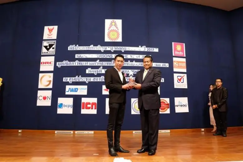 นายกระทรวง จารุศิระ (ซ้ายมือ) ประธานกรรมก...