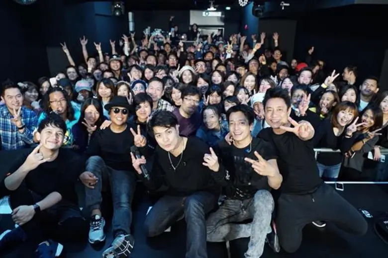 แรงจนฉุดความดังไว้ไม่อยู่แล้วสำหรับวง "ze...