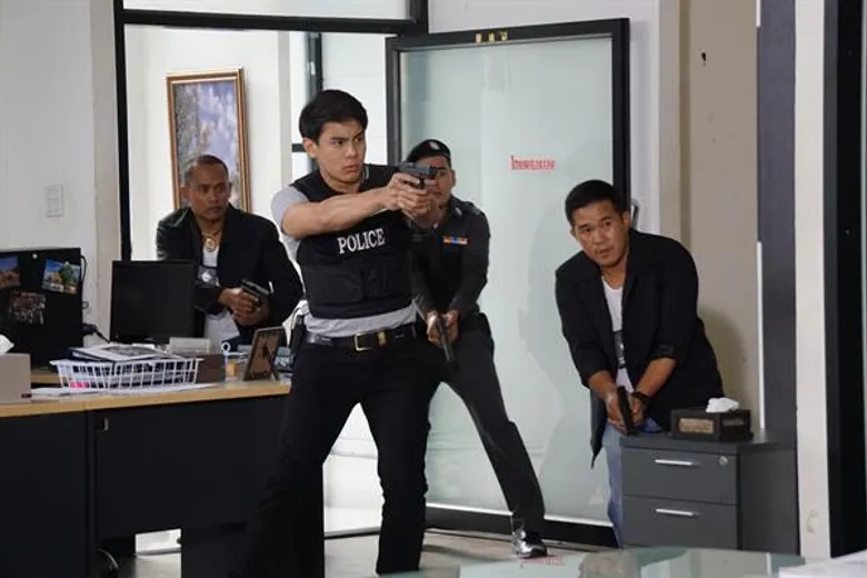 เรื่องย่อ: หงส์เหนือมังกร