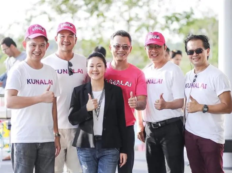 เปิดสโมสร: นางประวีรัตน์ เทวอักษร (กลาง) ...
