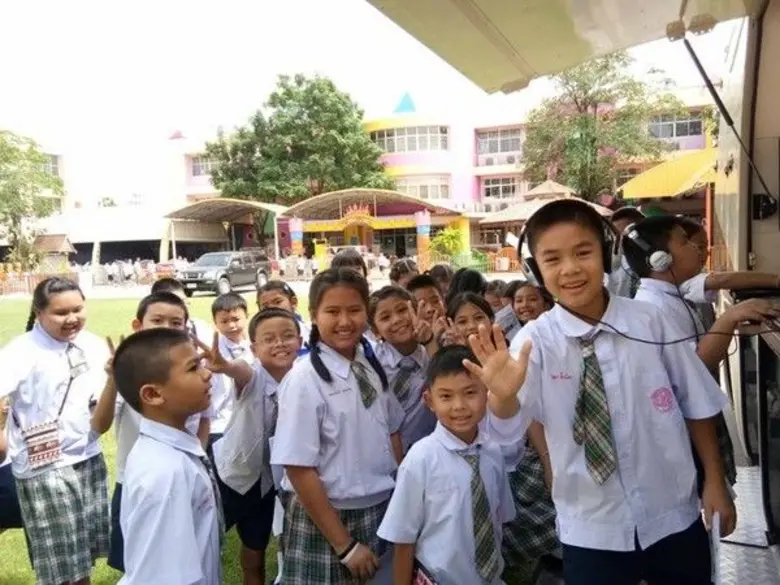 R Radio Network สถานีวิทยุภายใต้สังกัด ศู...