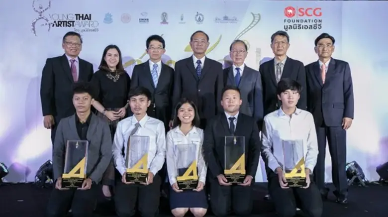 ขจรเดช แสงสุพรรณ (ยืนที่ 4 จากซ้าย) กรรมก...