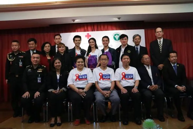 อเล็กซ์ เรนเดลล์ – พริม พริมา ร่วมกิจกรรม “เทียนส่องใจ” เนื่องในวันเอดส์โลก