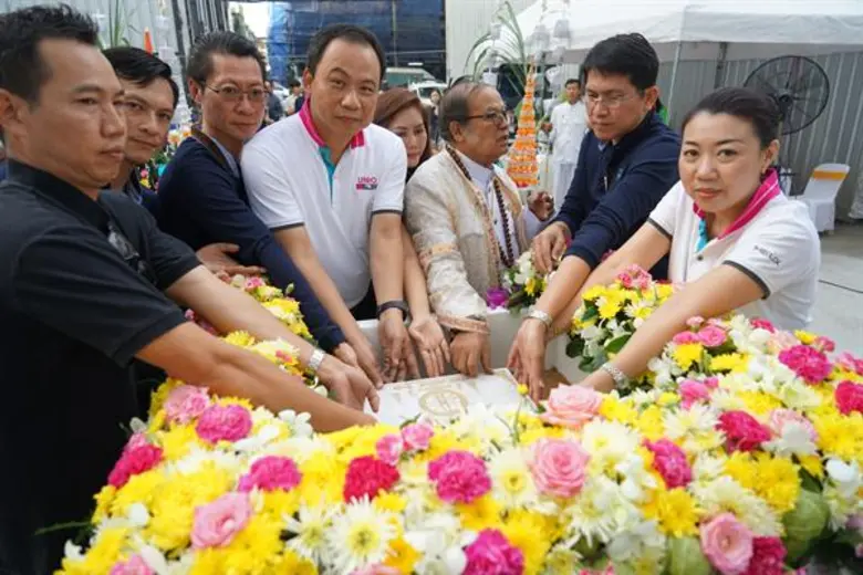 คุณสุทธิชัย ศรีรัตนวงศ์ (คนที่ 4 จากซ้าย)...