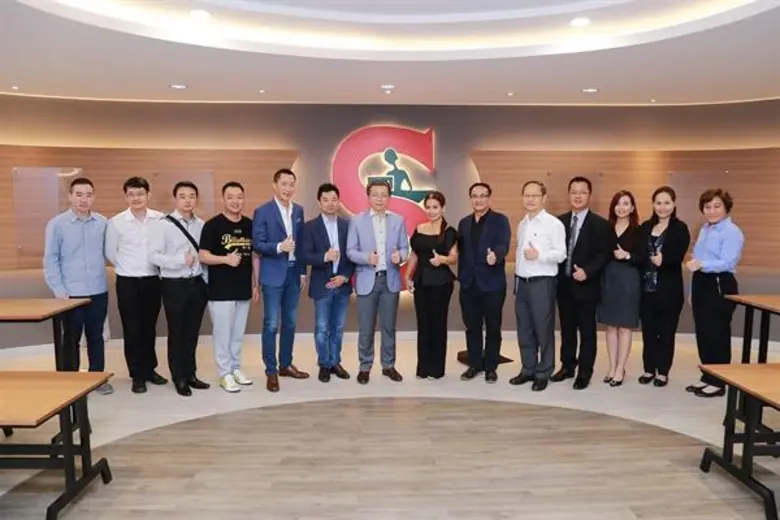 คุณกิตติพงศ์ กนกวิไลรัตน์ (ที่ 7 ซ้าย) กร...