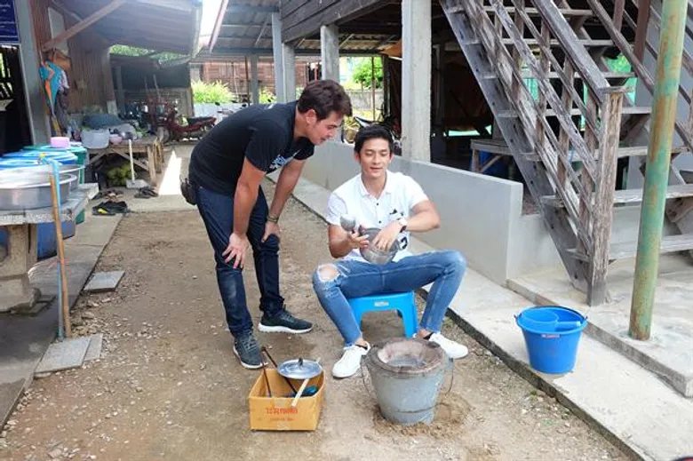 ทีวีไกด์: รายการ "สมุดโคจร On The Way" “แสงแห่งชีวิต” แสงแห่งน้ำพระทัยจากพ่อหลวง