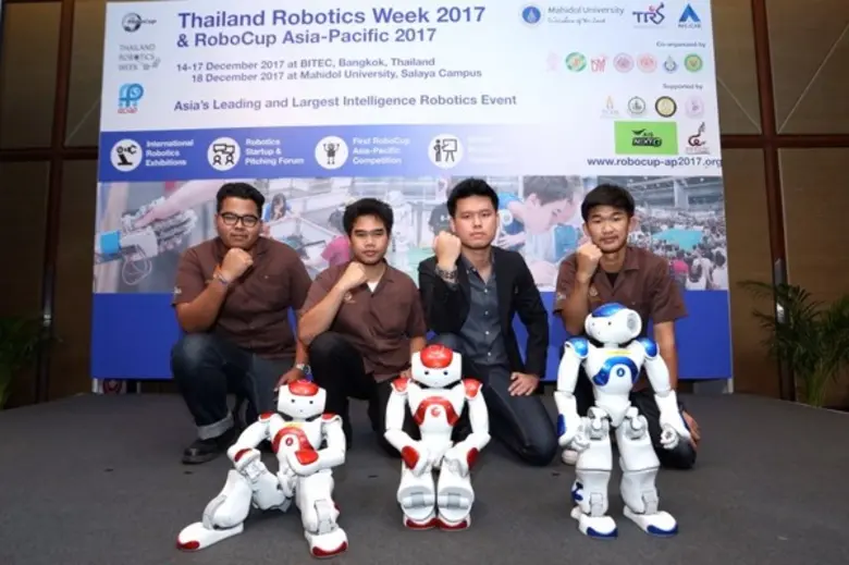 นายธีรสุทธิ์ ตั้งเอี่ยมวรโชติ (ที่ 2 จากข...