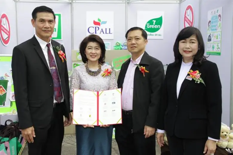 นางสุณี ปิยะพันธุ์พงศ์ (ที่สองจากซ้าย) อธ...