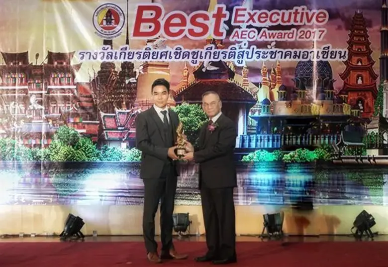 ฯพณฯปองพล อดิเรกสาร (ขวา) อดีตรองนายกรัฐม...