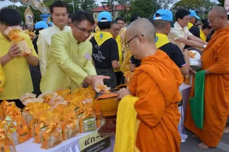 เลขาธิการส.ป.ก.นำทำบุญตักบาตรถวายร.9