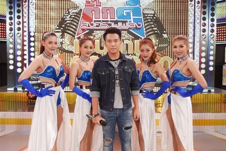ทีวีไกด์: รายการ "กิ๊กดู๋สงครามเพลงเงินล้าน" 'เต๋า ภูศิลป์’ เยือน 'กิ๊กดู๋สงครามเพลงเงินล้าน’ ช่วยลุ้น 'ทีน สราวุฒิ’ หรือ 'ซัน ประชากร’ จะเข้ารอบไปชิงล้านที่ 29
