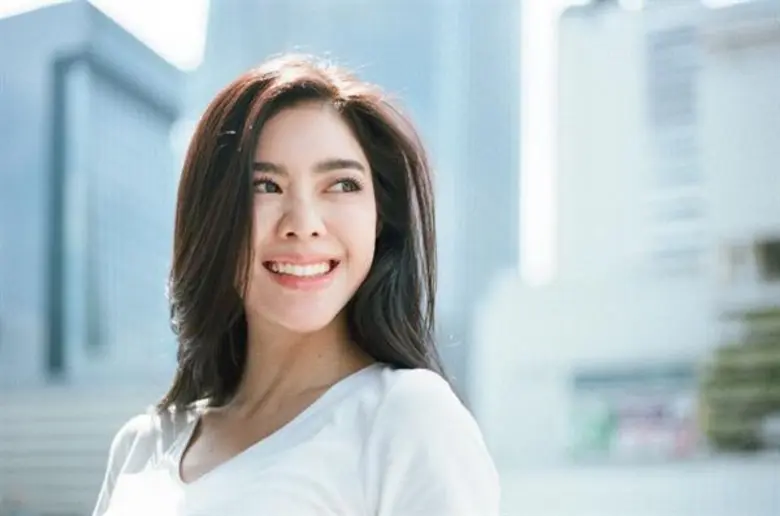 เป็นนางเอกสาววัยรุ่นที่มีรอยยิ้มสวยน่าประ...
