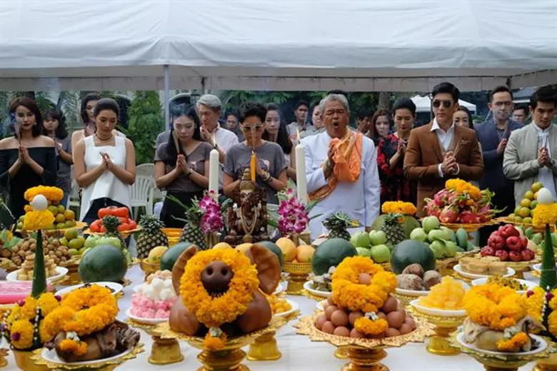 3 ผู้จัดฯ ดาว พอฤทัย - ม.ล.ปิยาภัสร์ - ติ๊ก เจษฎาภรณ์ ยกทัพนักแสดงบวงสรวงละคร “ด้วยแรงอธิษฐาน” นำโดย มิว นิษฐา