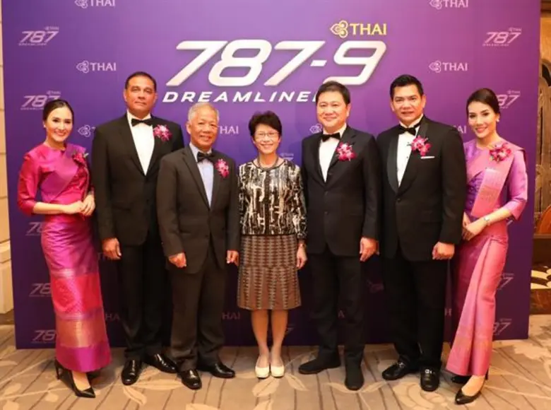 นายวิวัฒน์ ปิยะวิโรจน์ (ที่ 5 จากซ้าย) รั...