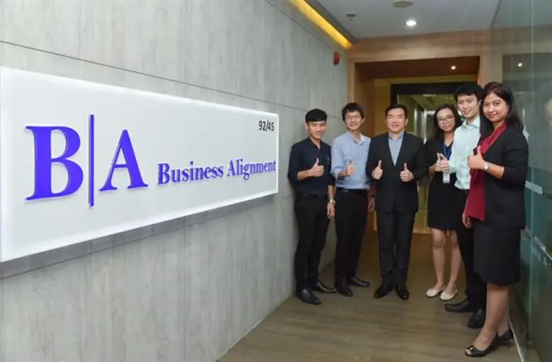 คุณสมพงษ์ ชื่นกิติญานนท์ ประธานเจ้าหน้าที...