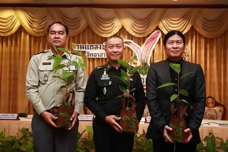 "ไข่ มาลีฮวนน่า" เอาจริงปลูกป่า 2 ปี ให้ได้ 10 ล้านต้น ผนึกกำลัง ทบ.-กรมป่าไม้ ประเดิมแคมป์ไฟดนตรีหุบกะพง