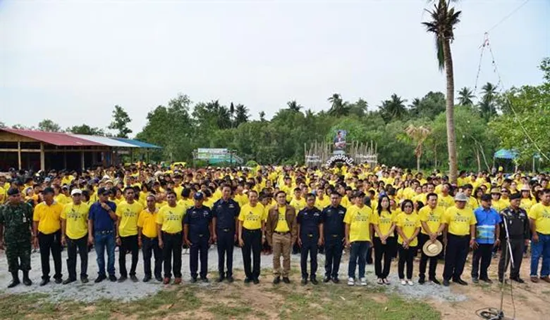 กลุ่มเหล็กสหวิริยาร่วมพัฒนาสิ่งแวดล้อมบางสะพาน จัดโครงการก้าวย่างอย่างพ่อฯ