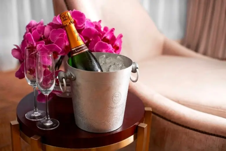 Share the moment of happiness to your lov...