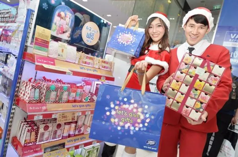 “บู๊ทส์” ยกขบวนเหล่าซานต้า แจกคริสต์มาสกิฟต์กลางห้างดัง
