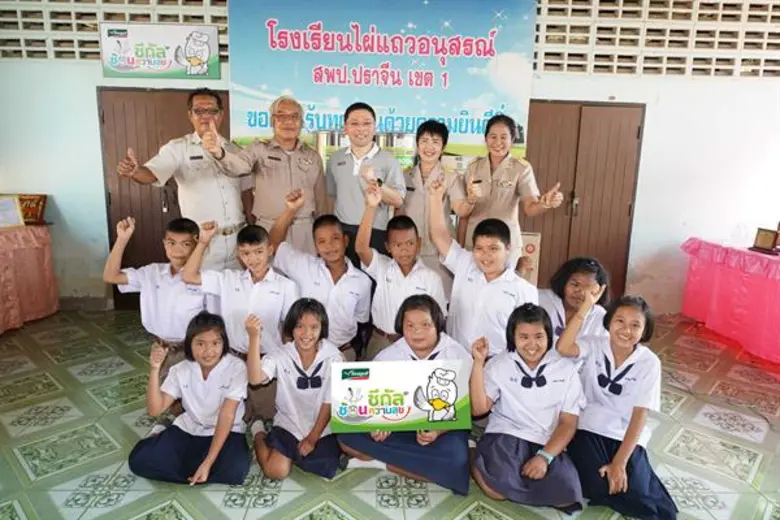 นายอรุณ เรืองจรุงพงศ์ (กลาง) ประธานเจ้าหน...