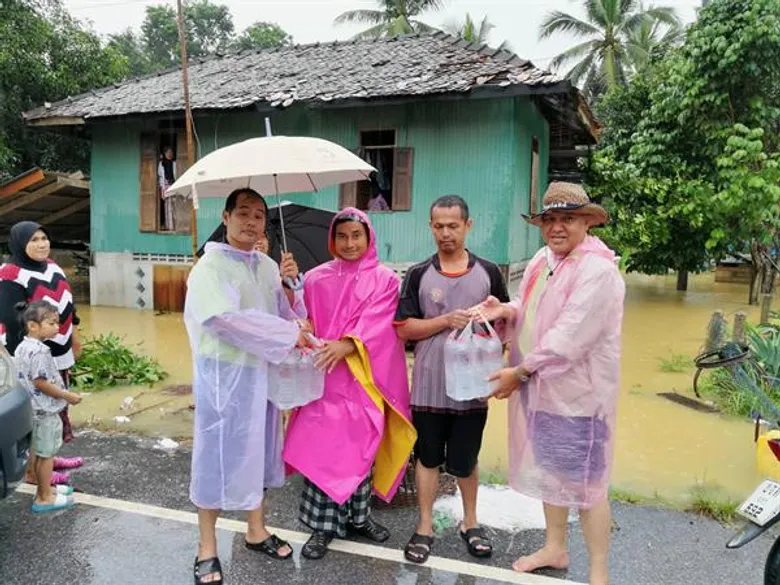 กยท. สั่งการด่วน!! เร่งช่วยเหลือเกษตรกรชาวสวนยางภาคใต้ที่ประสบอุทกภัย พร้อมมอบสิ่งของเยียวยาเบื้องต้น ส่งเจ้าหน้าที่ตรวจสอบ มอบ 3,000 / ราย