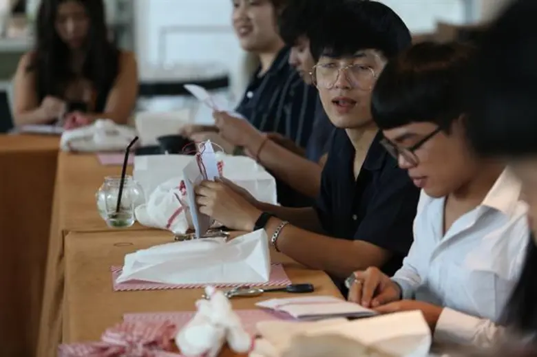 ยูนิโคล่จุดประกายไอเดียการห่อของขวัญสไตล์ญี่ปุ่น จัดเวิร์คช็อปชวนห่อของขวัญ เตรียมพร้อมสำหรับเทศกาลแห่งการให้ในปีนี้  ร่วมด้วยไลฟ์สไตล์ กูรู ชื่อดัง คุณพลอย จริยะเวช และ คุณหมู-อัญชลี ศรีไพศาล