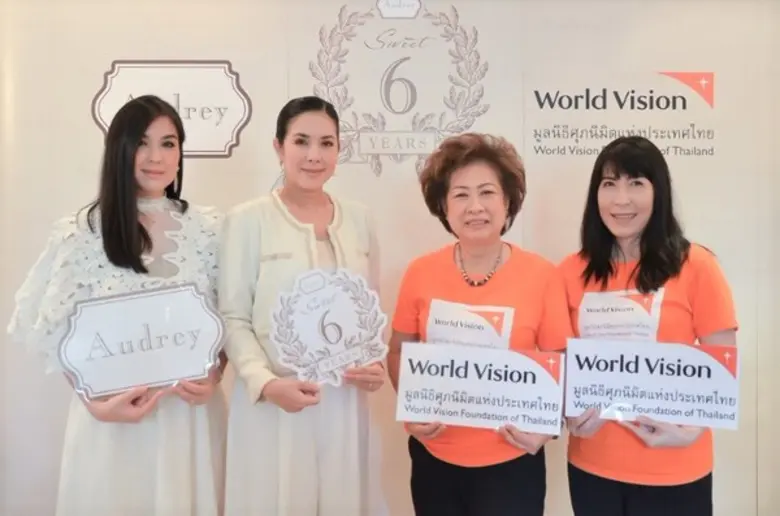 คุณจณิสตา (ลิ่วเฉลิมวงศ์) จรูญสมิทธิ์ (ที่ 2 จากซ้า...