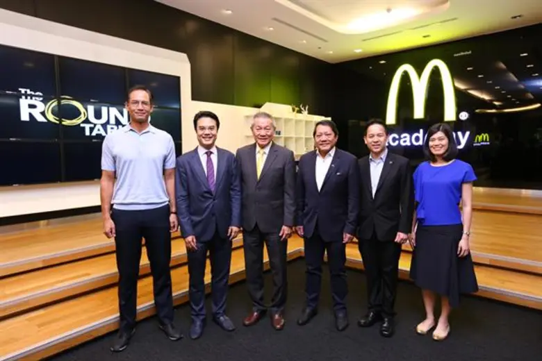 นายศิริศักดิ์ ประสิทธิ์สรรหา (ที่ 2 จากขว...