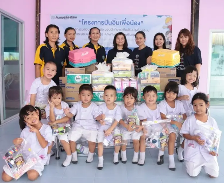 ราตรี สกุลตันติเมธา (ที่ 4 จากซ้าย) กรรมก...