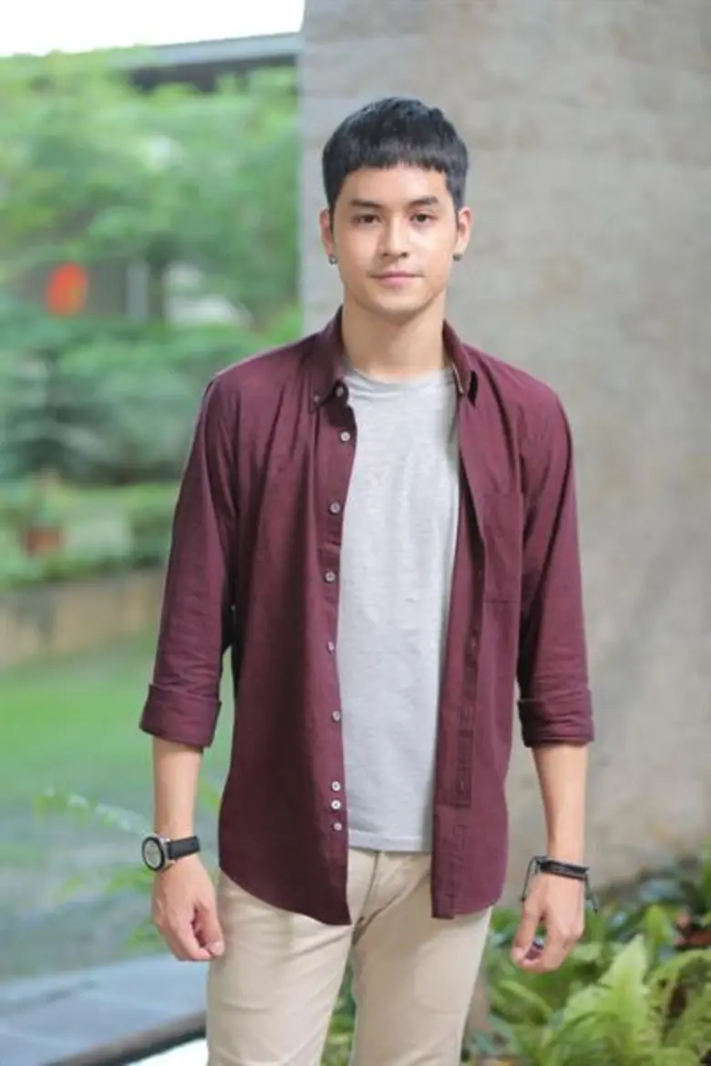 ถือเป็นพระเอกหนุ่มหล่อที่แฟนๆ ต่างจับตามอ...