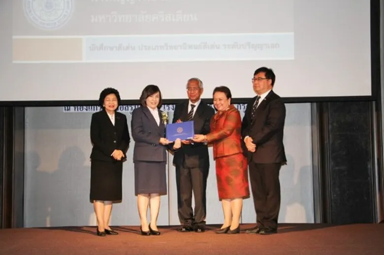 นักศึกษามหาวิทยาลัยคริสเตียน รับรางวัล “นักศึกษาดีเด่นประเภทวิทยานิพนธ์ดีเด่น” และรับทุนการศึกษา