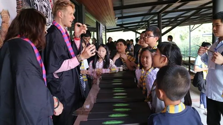 นานมีบุ๊คส์ เปิดห้องเรียนสองภาษาตะลุยโลกเวทมนตร์ใน ค่าย Go Genius English Camp ตอน แฮร์รี่ พอตเตอร์ กับ ห้องแห่งความลับ