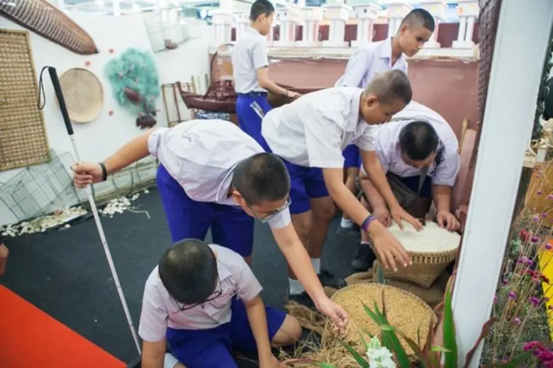 ผู้พิการทางสายตากำลังสัมผัสแหล่งท่องเที่ย...