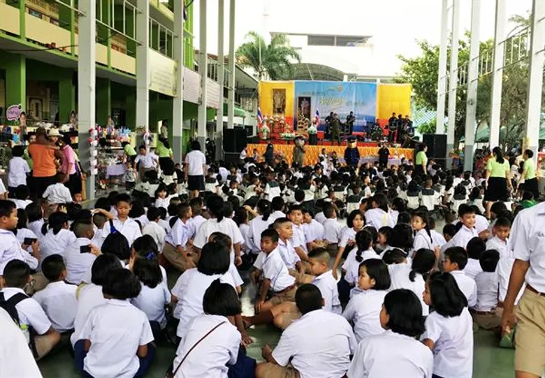 ใบเฟิร์น สุทธิยา และ น้ำ กนกวรรณ 2 ศิลปิน ค่ายยุ้งข้าวเรคคอร์ด สุดปลื้ม ร่วมกิจกรรม “ความสุขจากพ่อ....สู่ผืนแผ่นดิน” ที่ ร.ร.วัดเปรมประชากร