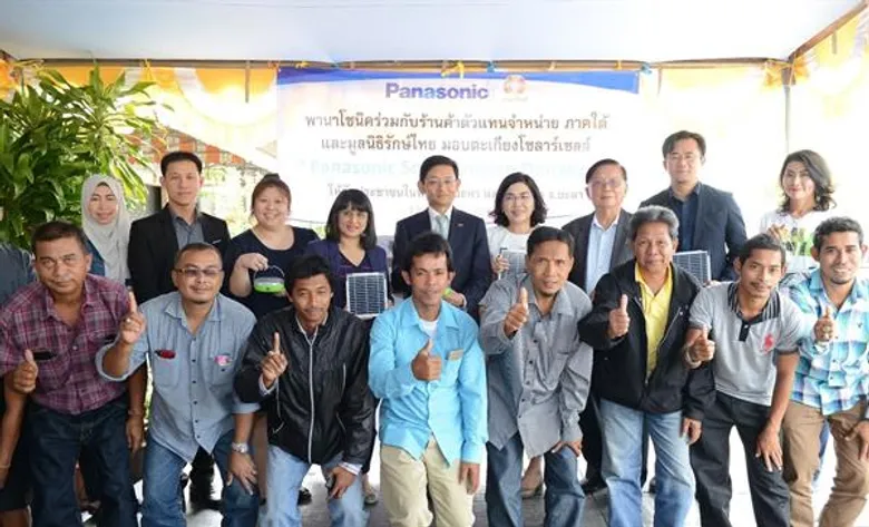 พานาโซนิค สานต่อ โครงการบริจาคตะเกียงโซล่าร์เซลล์ เติมแสงสว่าง มอบตะเกียงน้ำใจให้พี่น้องชาวใต้