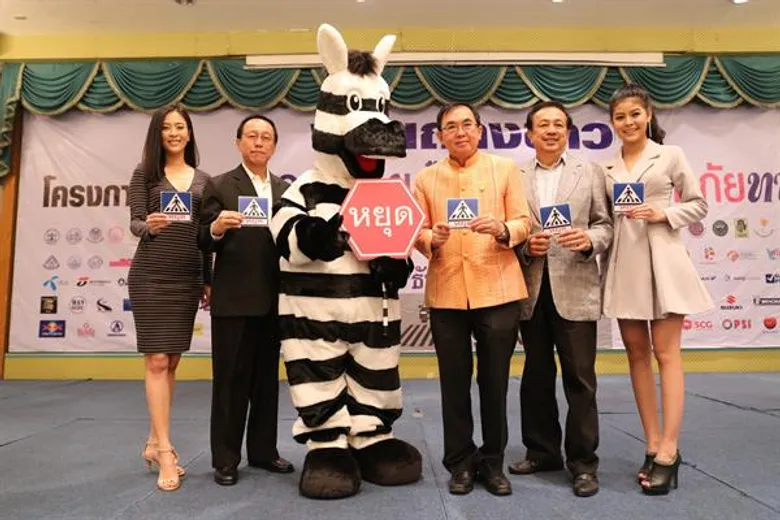 รมต ก.วัฒนธรรม,มูลนิธิเมาไม่ขับ นำดารา โบว์ลิ่ง –ลาดา รณรงค์หยุดรถทางม้าลาย ลดอุบัติเหตุ