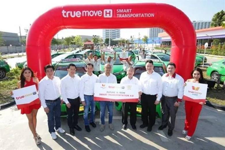 ทรูมูฟ เอช จับมือ สหกรณ์แท็กซี่สุวรรณภูมิ ร่วมยกระดับบริการสู่ Smart Transportation 4.0 ติดตั้งระบบ Wifi และซิม IOT ให้ลูกค้าใช้งาน พร้อมเสริมแกร่งด้วยการชำระเงิน ผ่านกระเป๋าเงินอิเล็กทรอนิกส์ ทรูมันนี่ วอลเล็ท