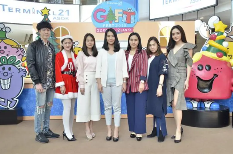 ชนิตา ไพศาลวณิชกุล (คนกลาง) ผู้อำนวยการศู...
