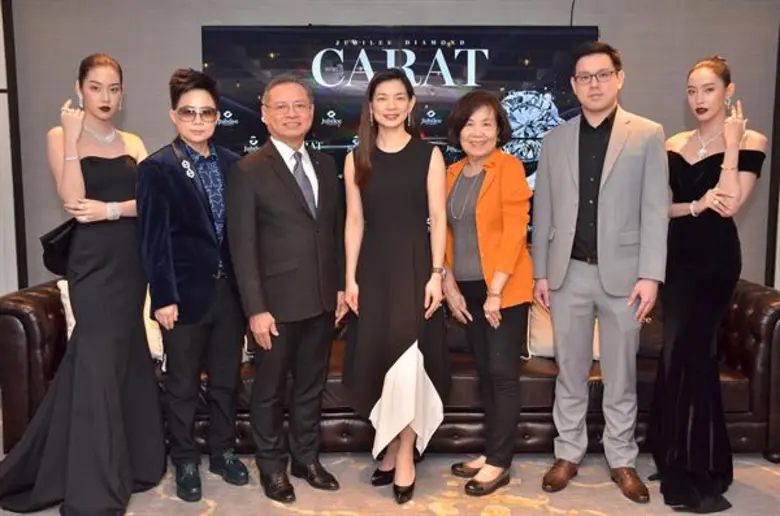 คุณอัญรัตน์ พรประกฤต (คนกลาง) ประธานเจ้าห...
