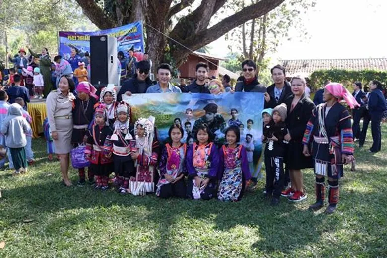 ผู้จัด-นักแสดง ละครแผ่นดินของพ่อ ร่วมมอบผ้าห่มกับกองทัพอากาศ ณ เชียงใหม่