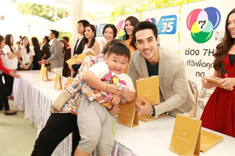 ช่อง 7 สี ส่งนักแสดงร่วมแจกปฏิทินปีใหม่ 2561