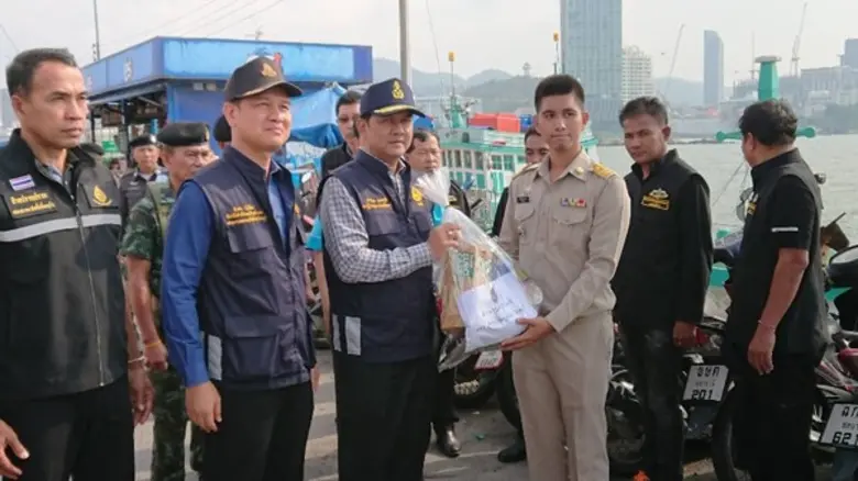 กอ.รมน.จังหวัด ช.บ. ตรวจเยี่ยมจุดตรวจร่วมฯ อ.ศรีราชา, อ.บางละมุง, อ.สัตหีบ และ อ.เกาะสีชัง ออกเยี่ยมจุดตรวจ/จุดบริการ ช่วงเทศการปีใหม่ พ.ศ.2561