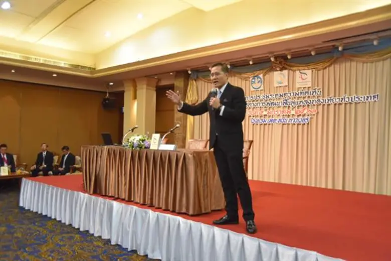 นายวีระศักดิ์ โควสุรัตน์ รัฐมนตรีว่าการกร...