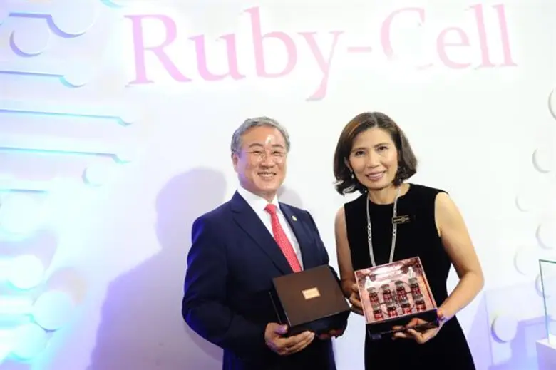 นาถรวี วงศ์ภวาภัค (คนขวา) กรรมการผู้จัดการ บริษัท แ...